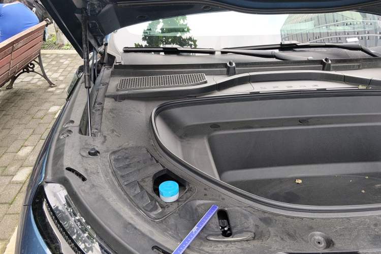 Used XPeng G9 2025 725 with Ultra-Long Range Max Engine Bay Right