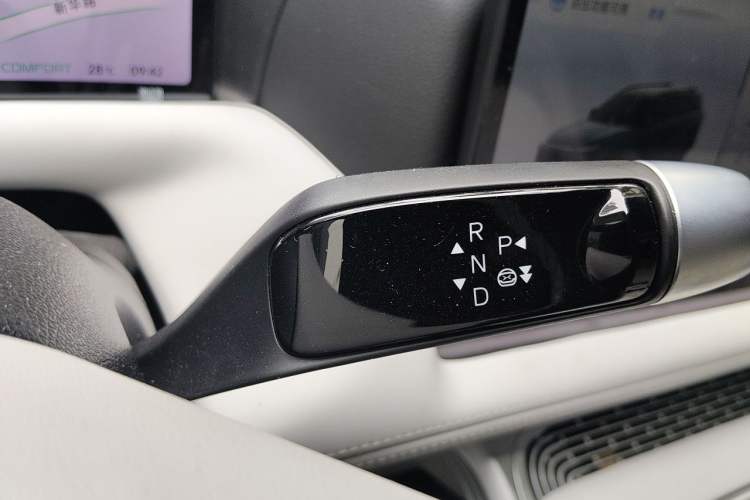 Used XPeng G9 2025 725 with Ultra-Long Range Max Gear Lever