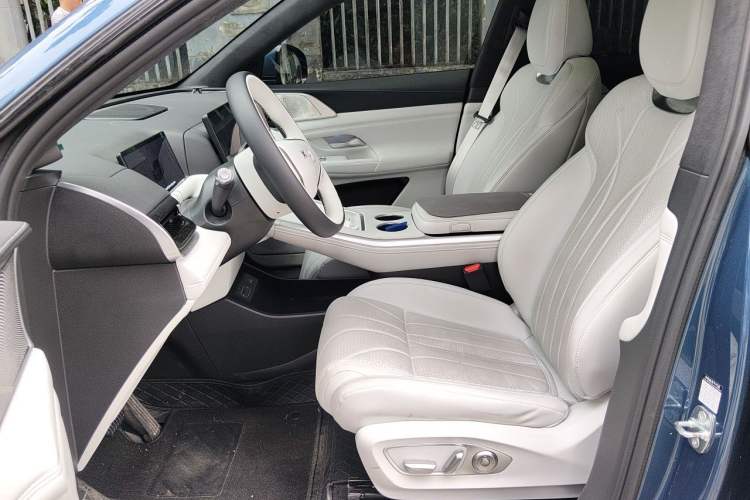 Used XPeng G9 2025 725 with Ultra-Long Range Max Left Front Seat