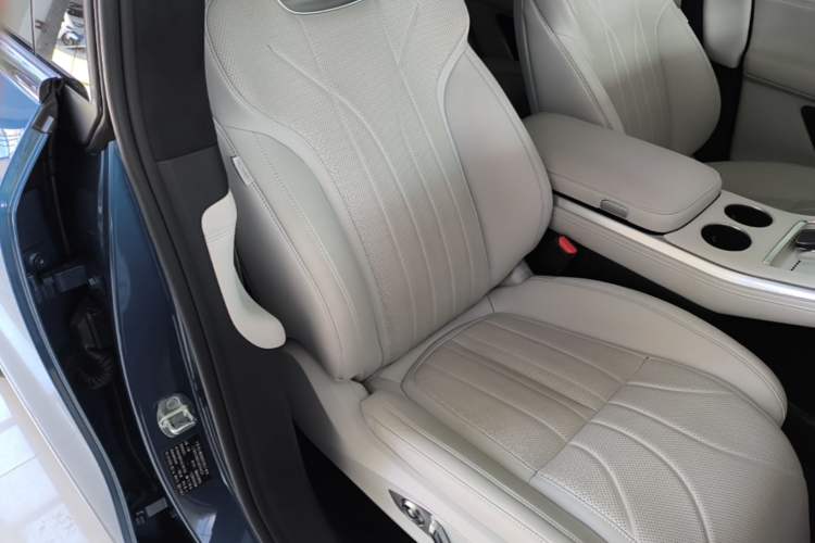 Used XPeng G9 2025 625 Long-Range Max Right Front Seat