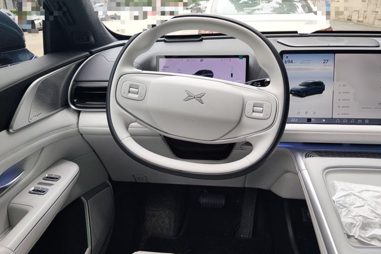 Used XPeng G9 2025 725 with Ultra-Long Range Max Steering Wheel