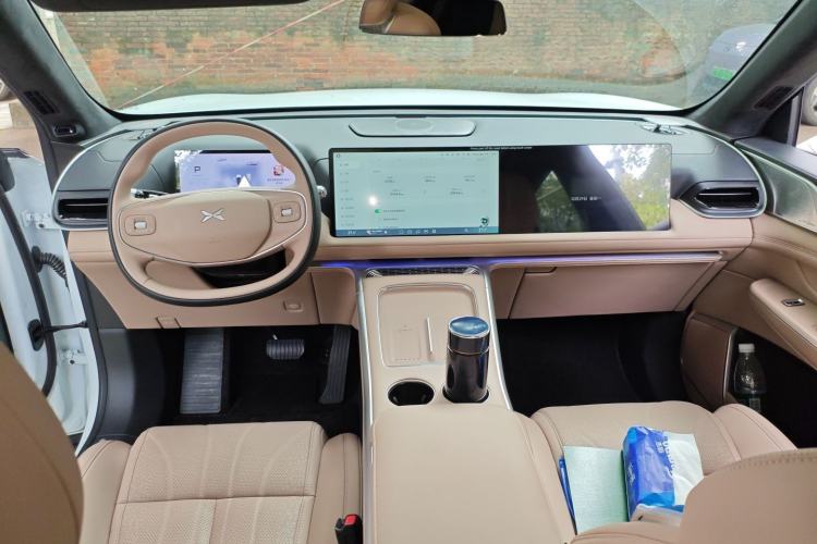 Used XPeng G9 2025 725 with Ultra-Long Range Max Center Console