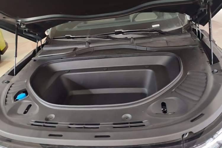 Used XPeng G9 2025 625 Long-Range Max Engine Bay