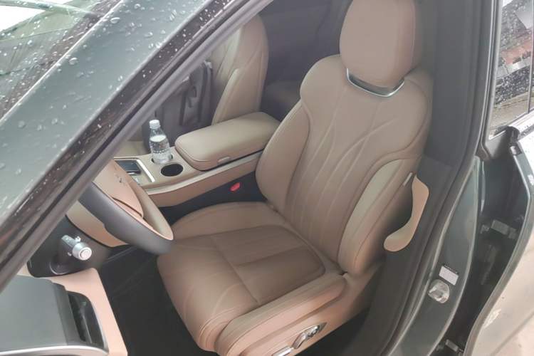 Used XPeng G9 2025 680 Ultra-Long Range All-Wheel Drive Max Left Front Seat