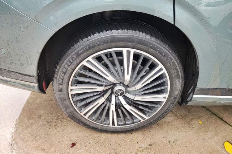 Used XPeng G9 2025 680 Ultra-Long Range All-Wheel Drive Max Right Rear Wheel Hub