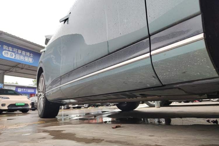 Used XPeng G9 2025 680 Ultra-Long Range All-Wheel Drive Max Right Side Sill