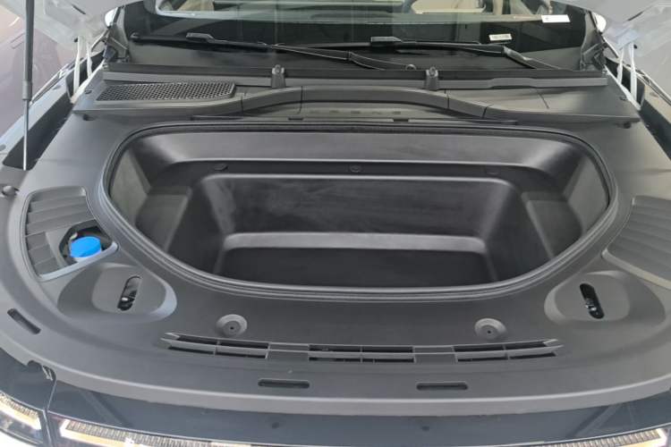 Used XPeng G9 2025 725 with Ultra-Long Range Max Engine Bay