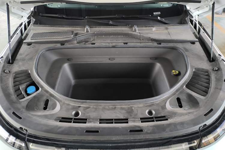Used XPeng G9 2025 725 with Ultra-Long Range Max Engine Bay