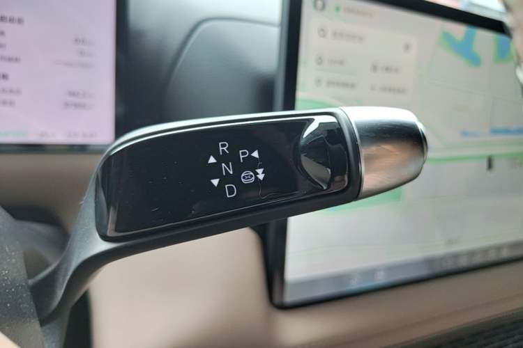 Used XPeng G9 2025 725 with Ultra-Long Range Max Gear Lever