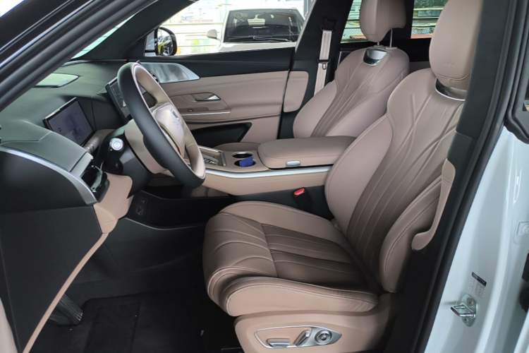Used XPeng G9 2025 725 with Ultra-Long Range Max Left Front Seat