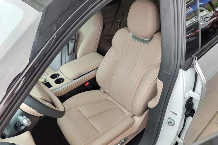 Used XPeng G9 2025 725 with Ultra-Long Range Max Left Front Seat