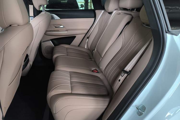 Used XPeng G9 2025 725 with Ultra-Long Range Max Left Rear Seat