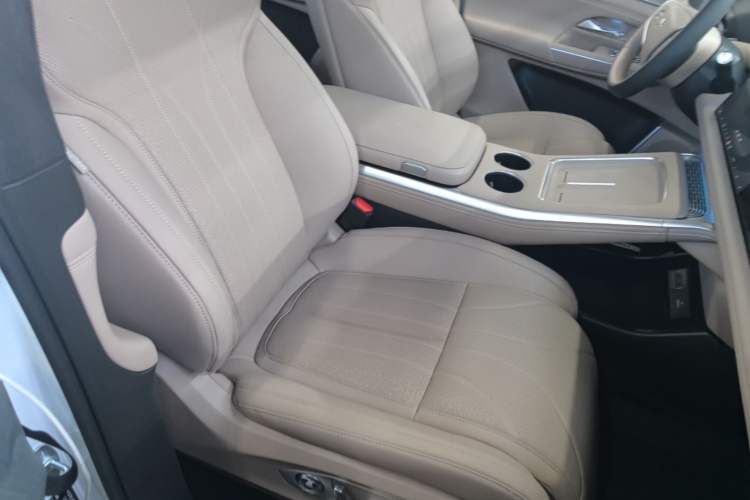 Used XPeng G9 2025 725 with Ultra-Long Range Max Right Front Seat