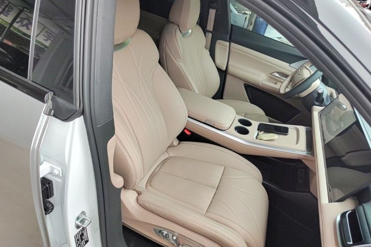 Used XPeng G9 2025 725 with Ultra-Long Range Max Right Front Seat