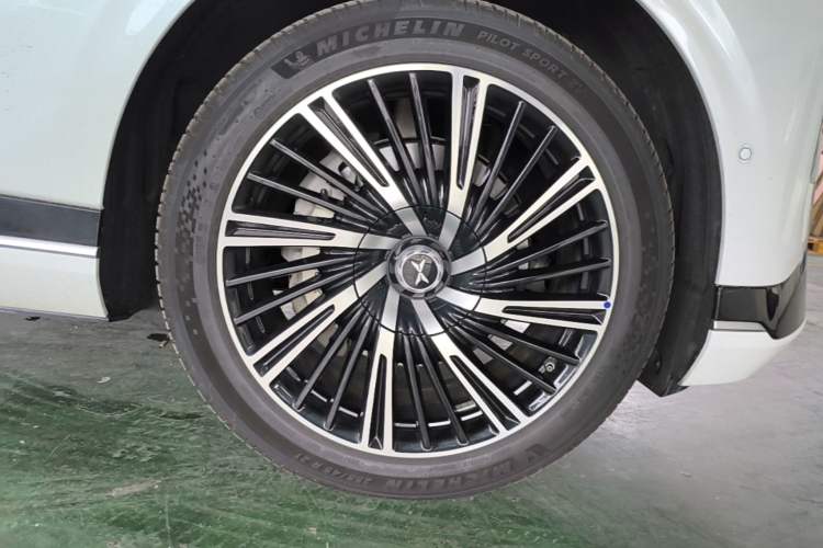 Used XPeng G9 2025 725 with Ultra-Long Range Max Right Front Wheel Hub
