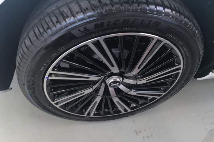 Used XPeng G9 2025 725 with Ultra-Long Range Max Right Rear Wheel Hub