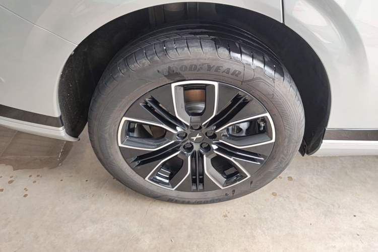 Used XPeng G9 2025 725 with Ultra-Long Range Max Right Rear Wheel Hub
