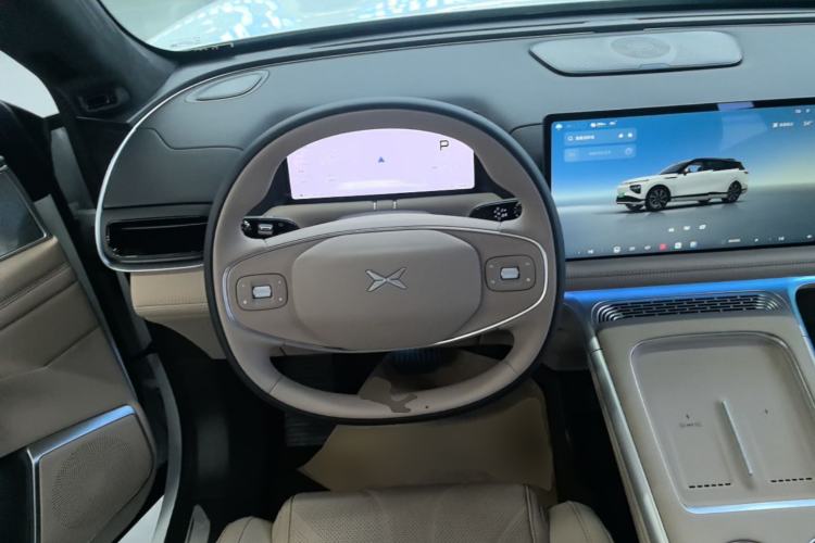 Used XPeng G9 2025 725 with Ultra-Long Range Max Steering Wheel