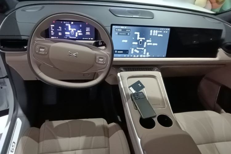 Used XPeng G9 2025 725 with Ultra-Long Range Max Center Console