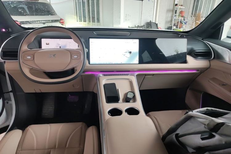 Used XPeng G9 2025 725 with Ultra-Long Range Max Center Console