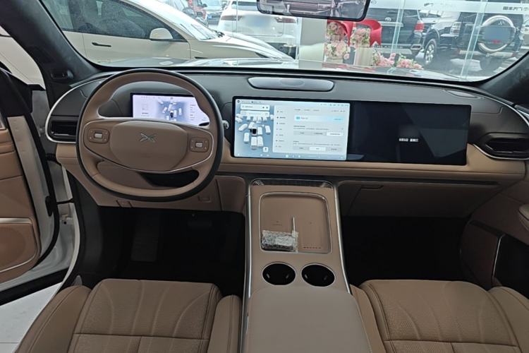 Used XPeng G9 2025 725 with Ultra-Long Range Max Center Console