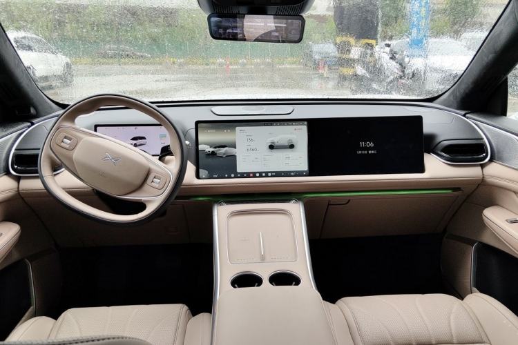 Used XPeng G9 2025 725 with Ultra-Long Range Max Center Console