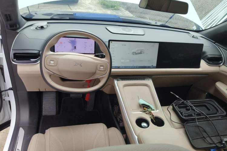 Used XPeng G9 2025 725 with Ultra-Long Range Max Center Console