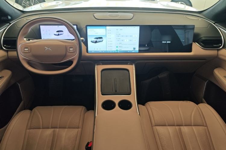 Used XPeng G9 2025 725 with Ultra-Long Range Max Center Console