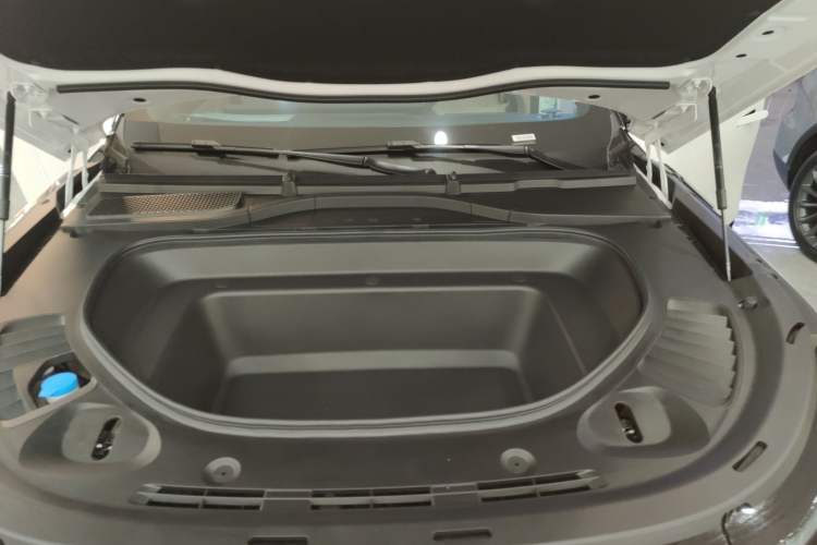 Used XPeng G9 2025 725 with Ultra-Long Range Max Engine Bay