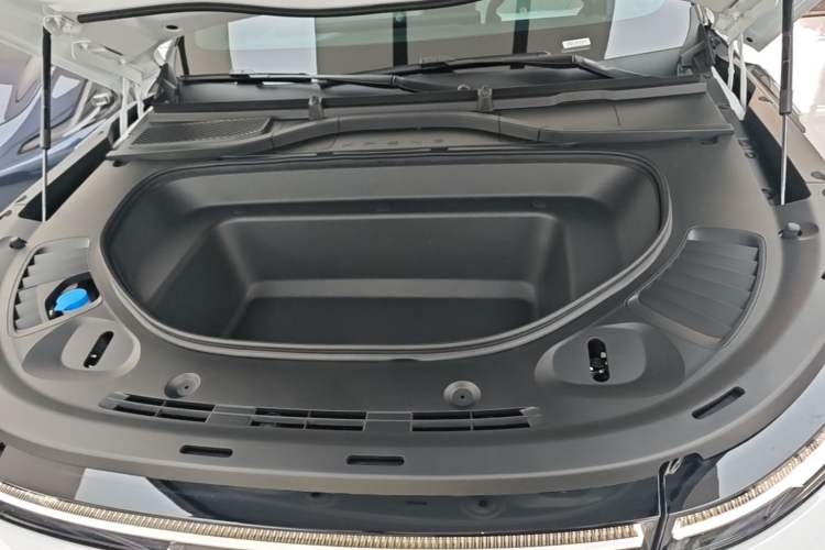 Used XPeng G9 2025 680 Ultra-Long Range All-Wheel Drive Max Engine Bay