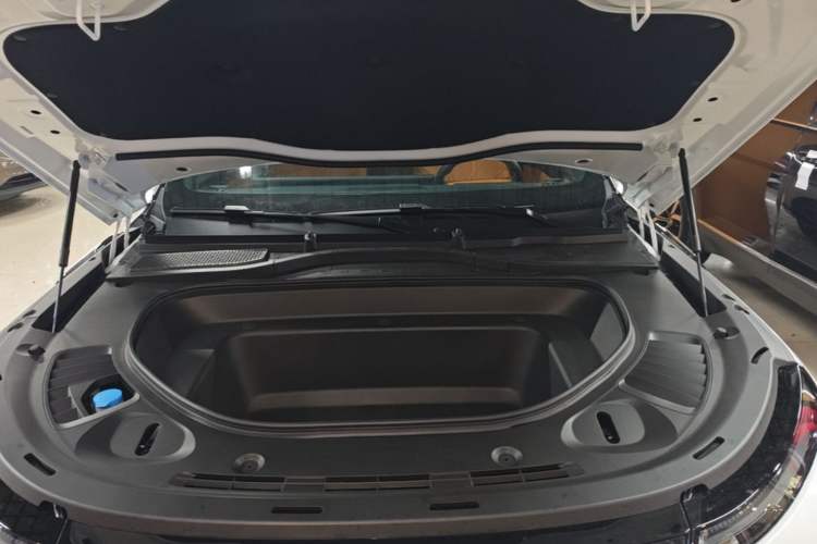 Used XPeng G9 2025 725 with Ultra-Long Range Max Engine Bay
