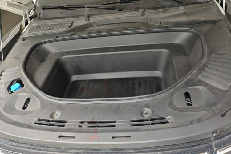 Used XPeng G9 2025 680 Ultra-Long Range All-Wheel Drive Max Engine Bay