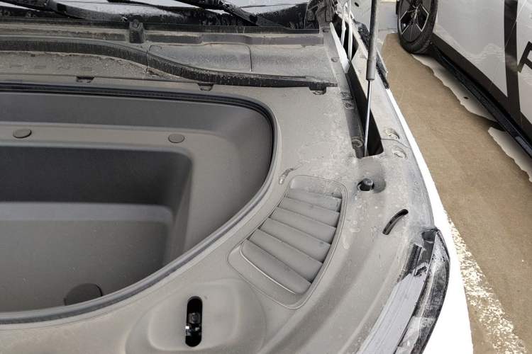 Used XPeng G9 2025 725 with Ultra-Long Range Max Engine Bay Left