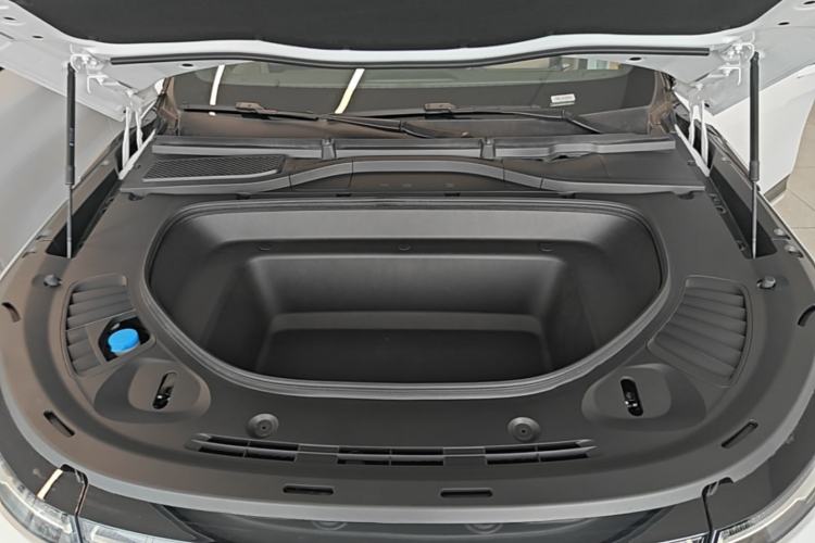 Used XPeng G9 2025 725 with Ultra-Long Range Max Engine Bay