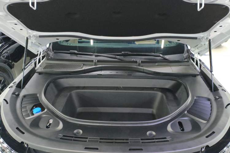 Used XPeng G9 2025 625 Long-Range Max Engine Bay