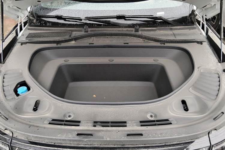 Used XPeng G9 2025 725 with Ultra-Long Range Max Engine Bay