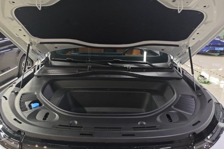 Used XPeng G9 2025 725 with Ultra-Long Range Max Engine Bay