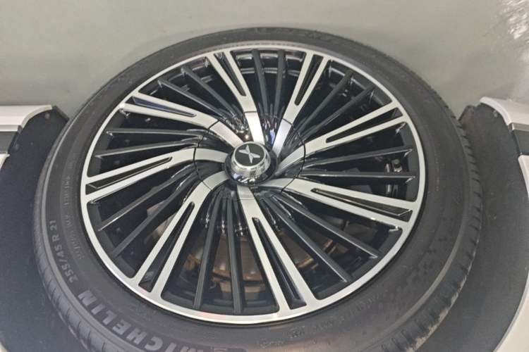 Used XPeng G9 2025 725 with Ultra-Long Range Max Exterior 4
