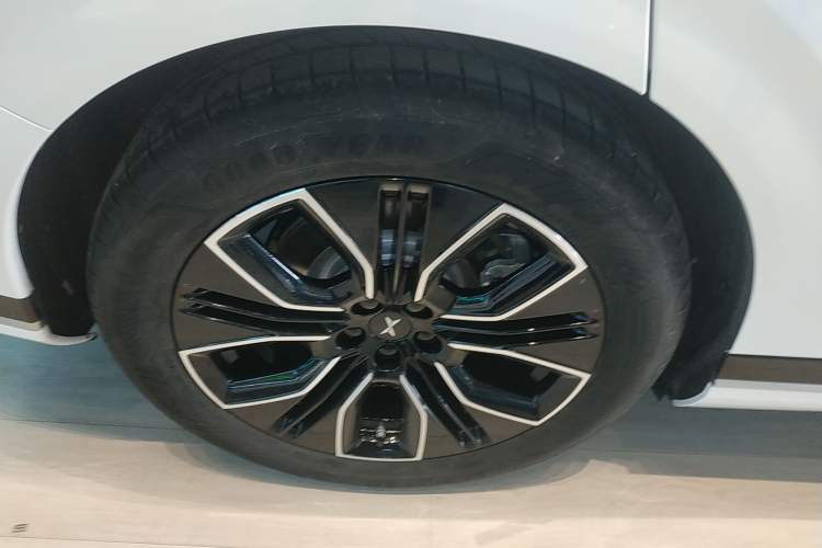 Used XPeng G9 2025 625 Long-Range Max Exterior 5