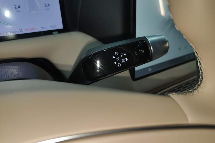 Used XPeng G9 2025 725 with Ultra-Long Range Max Gear Lever
