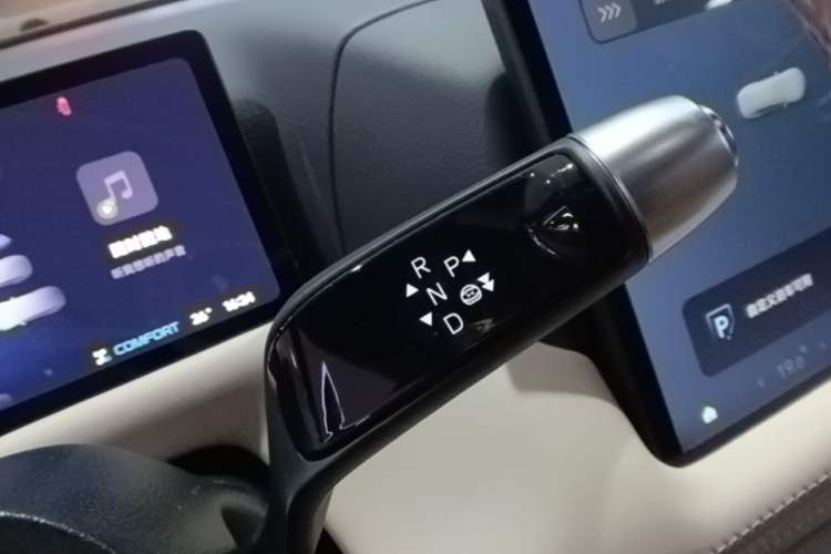 Used XPeng G9 2025 725 with Ultra-Long Range Max Gear Lever