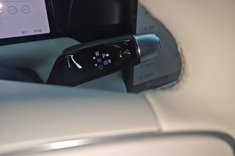 Used XPeng G9 2025 725 with Ultra-Long Range Max Gear Lever