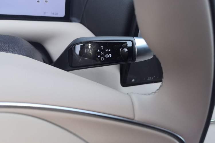 Used XPeng G9 2025 725 with Ultra-Long Range Max Gear Lever