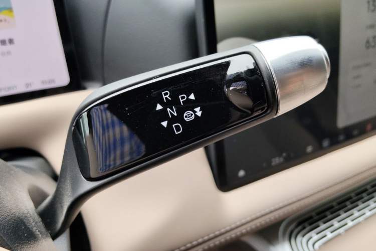 Used XPeng G9 2025 725 with Ultra-Long Range Max Gear Lever
