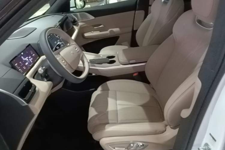 Used XPeng G9 2025 725 with Ultra-Long Range Max Left Front Seat