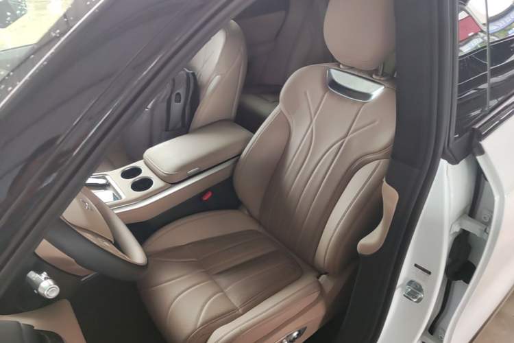 Used XPeng G9 2025 725 with Ultra-Long Range Max Left Front Seat