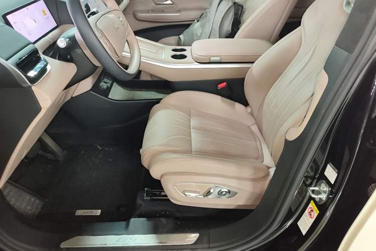 Used XPeng G9 2025 625 Long-Range Max Left Front Seat