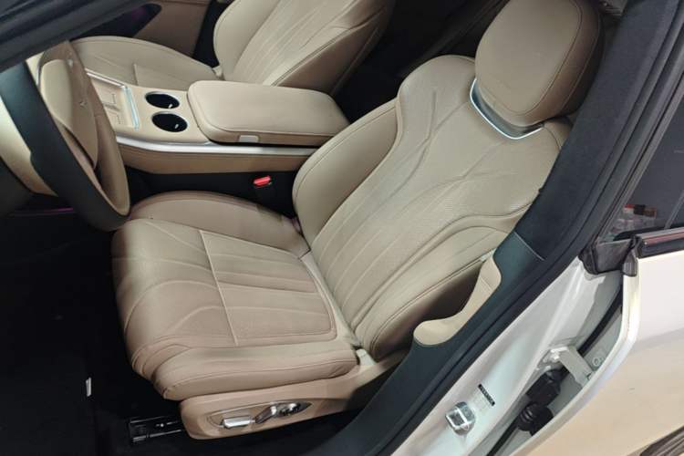 Used XPeng G9 2025 680 Ultra-Long Range All-Wheel Drive Max Left Front Seat