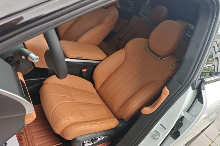 Used XPeng G9 2025 625 Long-Range Max Left Front Seat