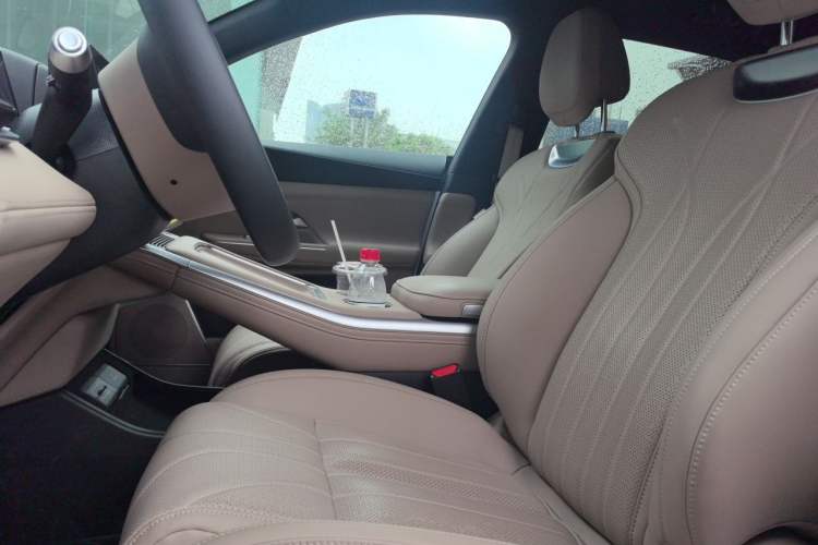Used XPeng G9 2025 725 with Ultra-Long Range Max Left Front Seat